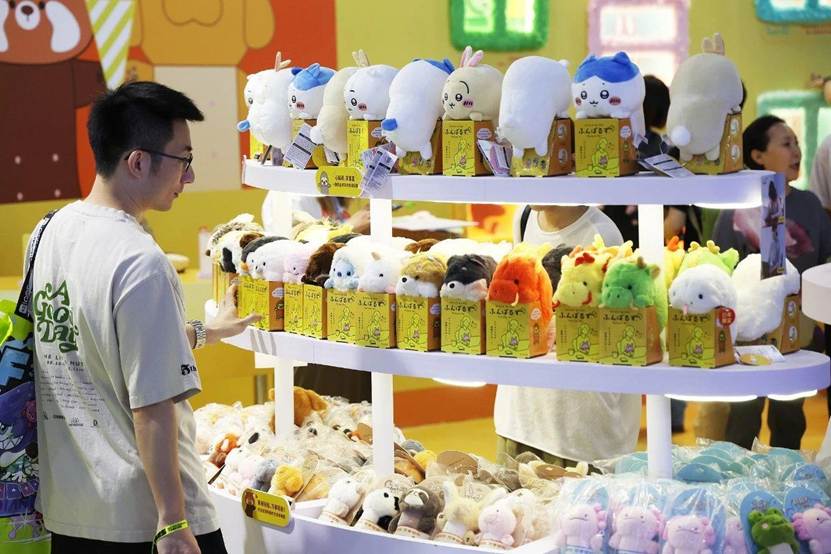 圖片包含 室內(nèi), 桌子, 站, 男人 AI 生成的內(nèi)容可能不正確。